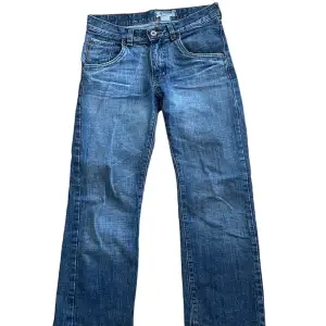 ett par feta jeans som säljs för 100kr.  Storlek: XS i herr. Mått: 36cm i bredd och 87cm i längd.