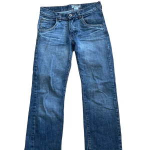 jeans - ett par feta jeans som säljs för 100kr.  Storlek: XS i herr. Mått: 36cm i bredd och 87cm i längd.