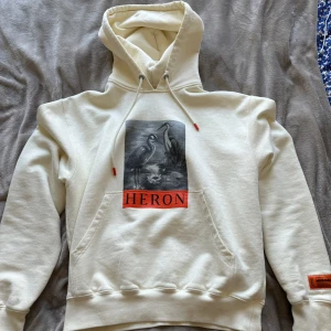 Heron preston - Säljer min nästintill helt oanvända heron Preston hoddie pågrund av att den är lite för liten på mig. Kvitto finns självklart 