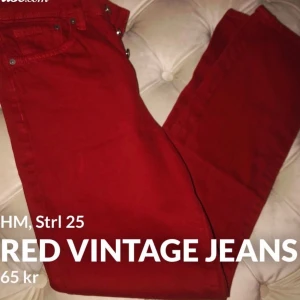 Röda jeans  - Trendiga vintage jeans i nyskick! Straight modell, regular fit, men sitter tight runt lår & midja. Köpta på HM, W25 L30