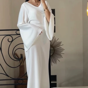 Vit långärmad satin maxiklänning - oanvänd vit satin klänning med stängd rygg 🫶Storleken är Onesize men passar från S till L eftersom midjan är justerbar med snöre. väljer att sälja denna då den är för kort för mig, så om du är över 175 så passar den ej!💓