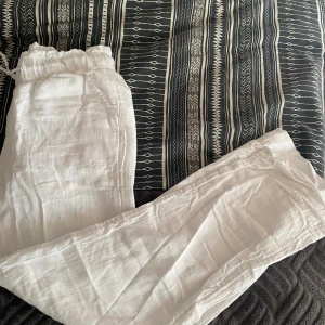 Linnebyxor vita  -  Säljer ett par linnebyxor som har blivit små och Som inte används längre priset kan även Diskuteras  Obs Frakten betalar kunden