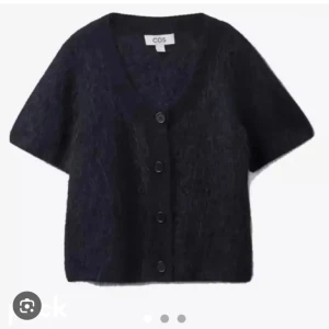Stickad tröja cos - Säljer denna populära tröjan från Cos!! Skriv vid frågor och funderingar 🥰🌸 postar samma dag!