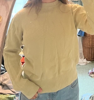 Stickad tröja - En jättefin ljusgrön stickad tröja från monki. Den är fint stickad och känns väldigt bra i kvaliten, syns mer på bild 2.