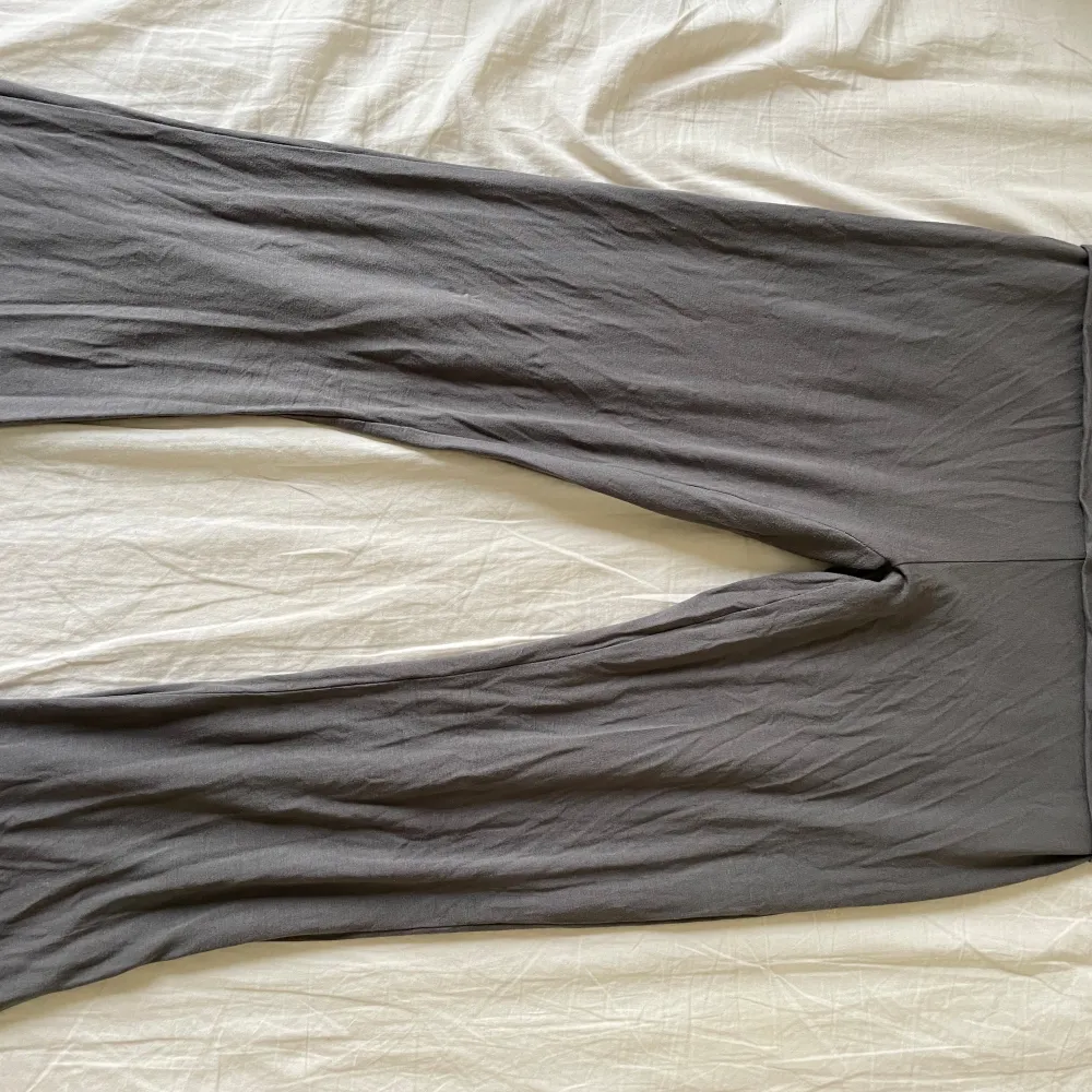 Ett par byxor från lager 157, använda 3 gånger, inga defekter, M-L (men passar s men lite stora då)(vet ej exakt vad de är för färg):). Jeans & Byxor.