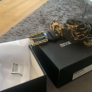Vercase bälte  - Vercase bälte använd 2 gånger du får med box och påse tar emot byten också (ÄKTA BÄLTE)