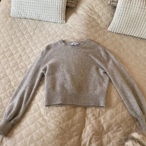 &otherstories - Supermysig stickad tröja från &otherstories. Fint skick men nopprig, fortfarande mjuk. Kontakta mig vid intresse🩷