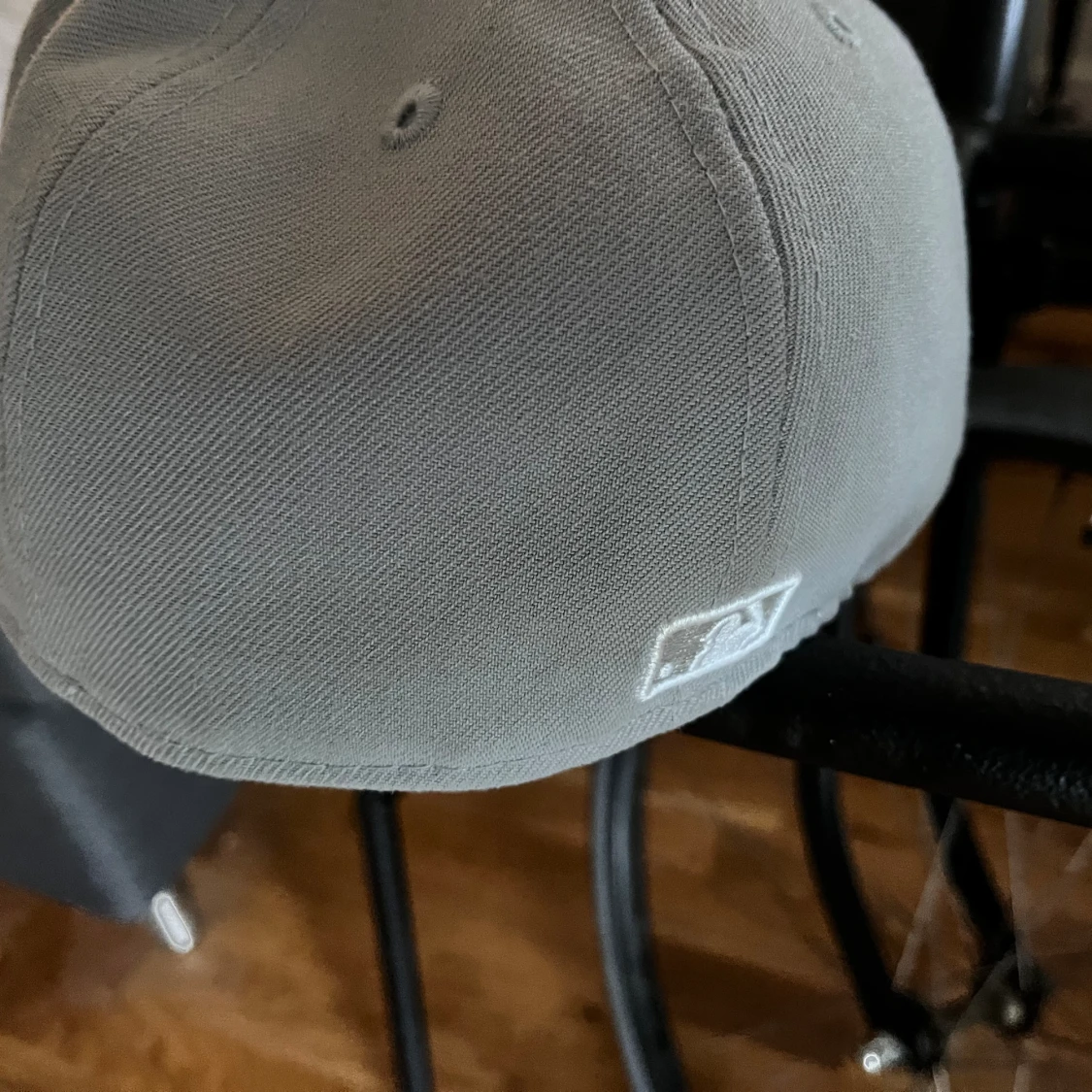 En grå LA baseball keps 