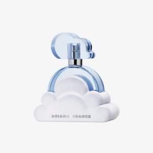 Säljer min Ariana Grande parfym 50 ml. Används några gånger som visas på bilderna. Men den är gott som ny. Köptes för 455 kr säljer den för 300 kr.