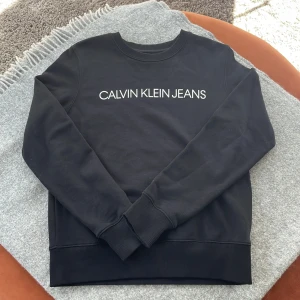 Calvin klein jeans tröja - En helt oanvänd calvin klein jeans tröja 10/10 skick Köpt för ett tag sedan men inte haft tid att använda den