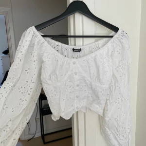 Vit blus från Gina  - Lite kortare modell. 