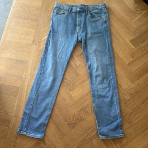 Blåa jeans - Snygga jeans i mycket bra skick! Slim fit. 32/32 Midjebredd:42 Innerlårslängd:75 Lårvidd:25 Fotvidd:17