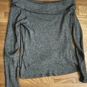 Grå off shoulder tröja - Sann till storlek