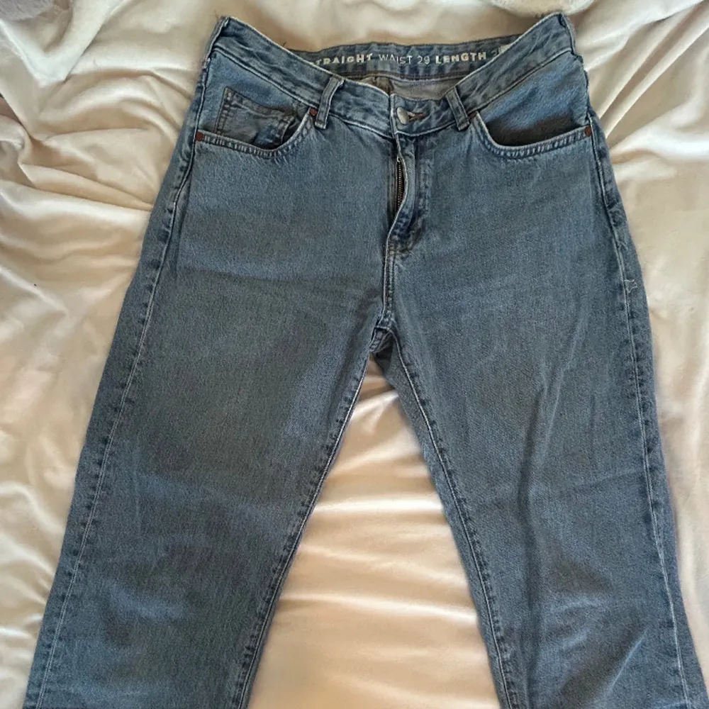 Hej! Jag säljer dessa fina jeans som har gått ur storlek för mig! Hör av dig ifall du är intresserad eller har andra frågor🥰. Jeans & Byxor.