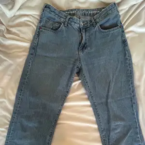 Hej! Jag säljer dessa fina jeans som har gått ur storlek för mig! Hör av dig ifall du är intresserad eller har andra frågor🥰
