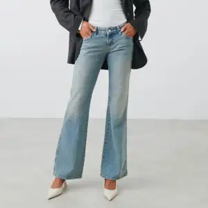 Low waist bootcut ljusblå jeans från gina. Benen är avklippta för att de var för långa, så innebenslängden är 70 cm. Använda fåtal gånger. Nypris är 500 kr. Kontakta mig privat vid frågor eller intresse 