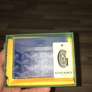 Goyard kort hållare - Hej nu säljer jag min kort hållare, den är i topp skick, färg Royal blue. Ej kvitto
