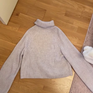 Stickad lila tröja med krage - säljer en jätte fin lila tröja som jag inte har använt.  