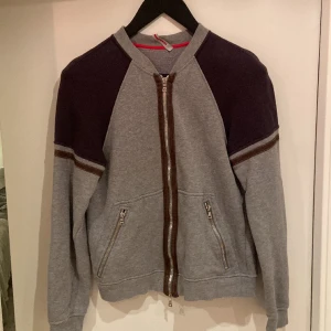 Prada ziptröja - Storleken är xs. Den är i gott skick men använd.