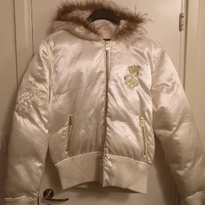 Rocawear puffer jacket  - Vintage y2k Rocawear pufferjacka i satin med äkta rävpälskant.  Skick: Använd men i MYCKET fint skick