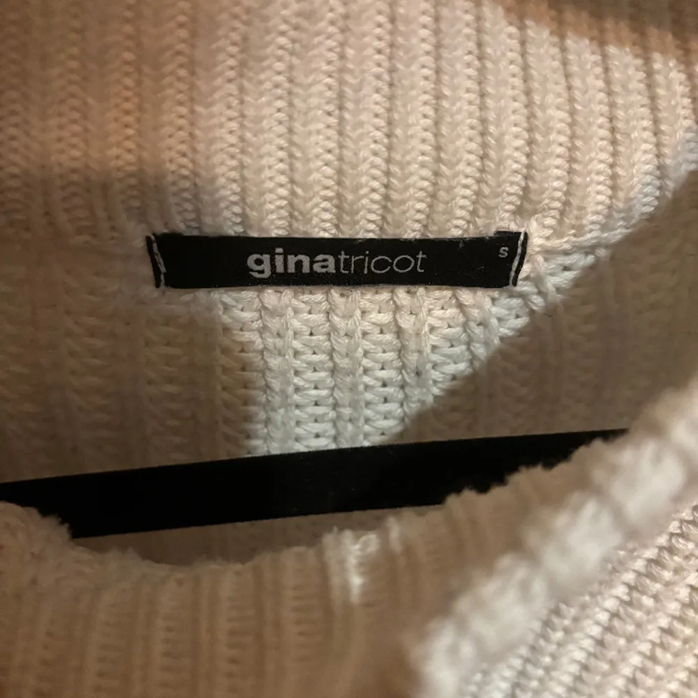 Stickad tröja från Gina tricot. Inte använt den jätte mycket. Köparen står för frakt😊. Stickat.