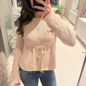 hunky dory tröja - kan tänka mig att sälja denhär så fina tröjan. bilderna är från hon ja köpte av. inte så använd av mig❤️