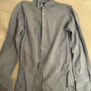 Polo Ralph Lauren skjorta - En snygg Ralph lauren skjorta i väldigt bra skick. Skjortan har inga defekter och passar perfekt nu till våren och sommaren. Skriv vid några funderingar.
