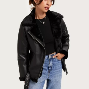 SKITSNYGG JACKA - SUPERFIN oversized jacka med skinn samt päls detaljer, från märket Pieces, nypris 1100 kr, gott skick, strl står inte men passar mig som oftast har s/m (sitter oversized)!!