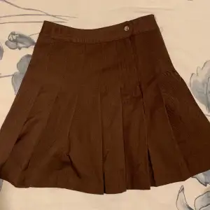 Brown tennis skirt that’s never been used.