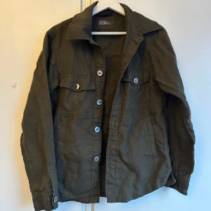 Oscar jacobson tunn jacka  - En väldigt fin jacka som även kvinnor kan bära, den är i bra skick men en av knapparna vid bröstet är halv. Den har alltså gått i två delar som man ser i bilden. Därav priset🤍