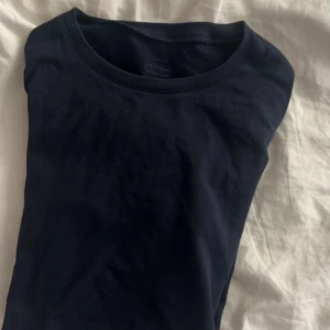 Intimissimi tshirt  - Snygg mörkblå Intimissimi tshirt som sitter jättesnyggt och tight! 10/10 skick 🩷🩷🩷