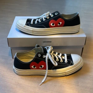 Cdg converse - Ett par helt nya cdg converse i storlek 45