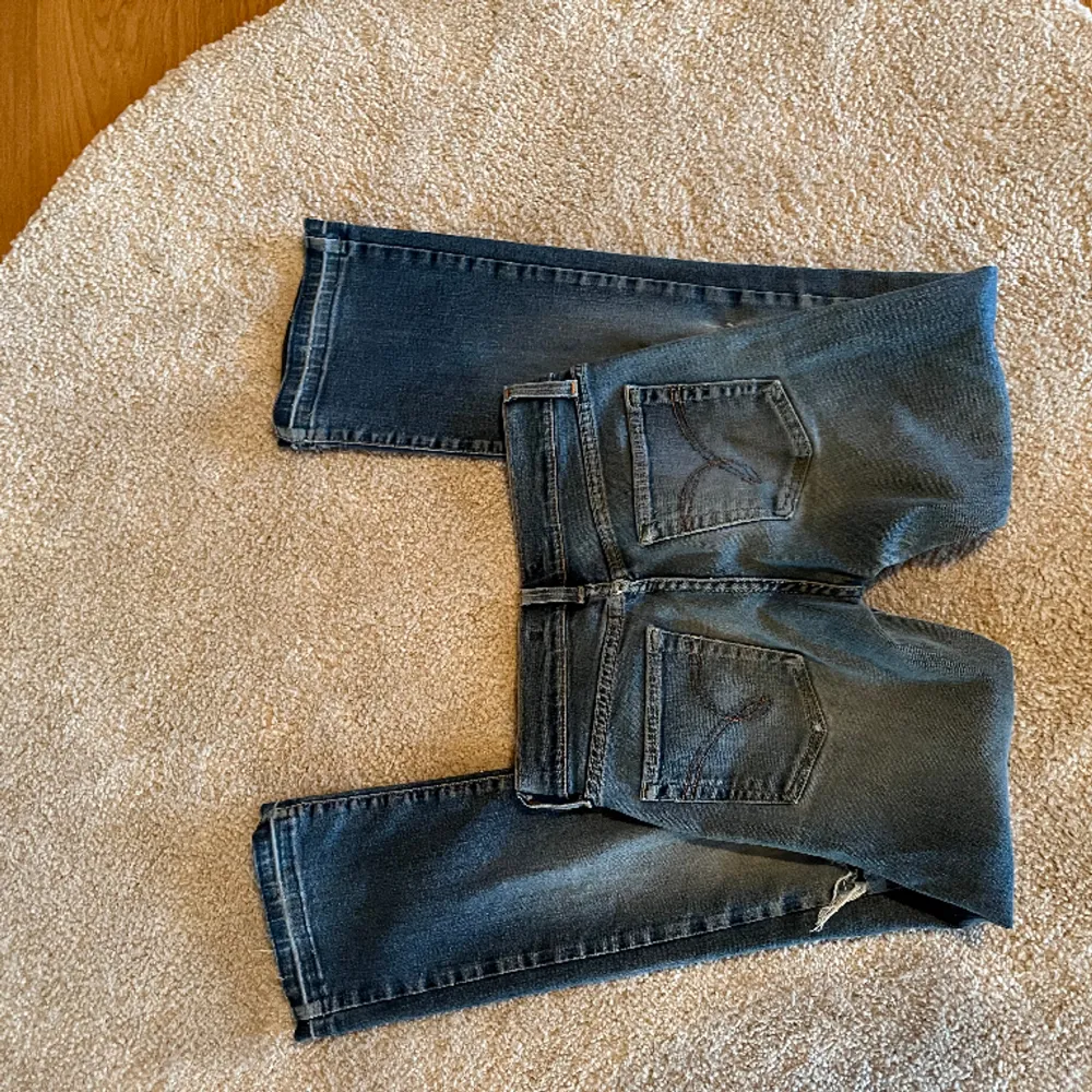 Super snygga bootcut jeans! Uppklippta då dom va för kort, har hål vid benen (kolla bild)! Midja: 70cm, inneben: 73cm, ytterben: 94cm. Jeans & Byxor.