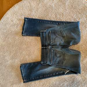 Super snygga bootcut jeans! Uppklippta då dom va för kort, har hål vid benen (kolla bild)! Midja: 70cm, inneben: 73cm, ytterben: 94cm