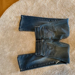 Bootcut jeans - Super snygga bootcut jeans! Uppklippta då dom va för kort, har hål vid benen (kolla bild)! Midja: 70cm, inneben: 73cm, ytterben: 94cm