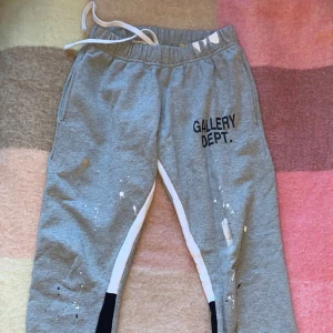 Mjukisbyxor - (R⭐️E⭐️P)  Säljer dessa gråa mjukisbyxor! Nyskick och i S, men skulle nästan säga XS, passar personer som är 150-165 cm.