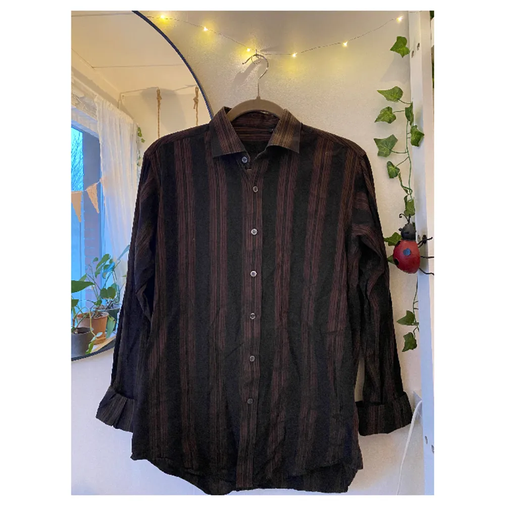Säljer denna superfina randiga skjortan från Batistini. Den är brun och svart. Köpt under 00-tal någon gång. Oerhört fint skick✨ skriv om du har frågor :) . Skjortor.