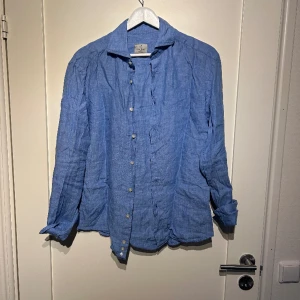 La chemise - Säljer nu min la chemise skjorta då den inte kommer till användning, skjortan är i storlek s och är i bra skick. Skriv om ni har funderingar!!