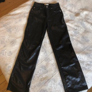 Skinnbyxor - Ormmönster, aldrig använda. Skönt tyg inuti💗