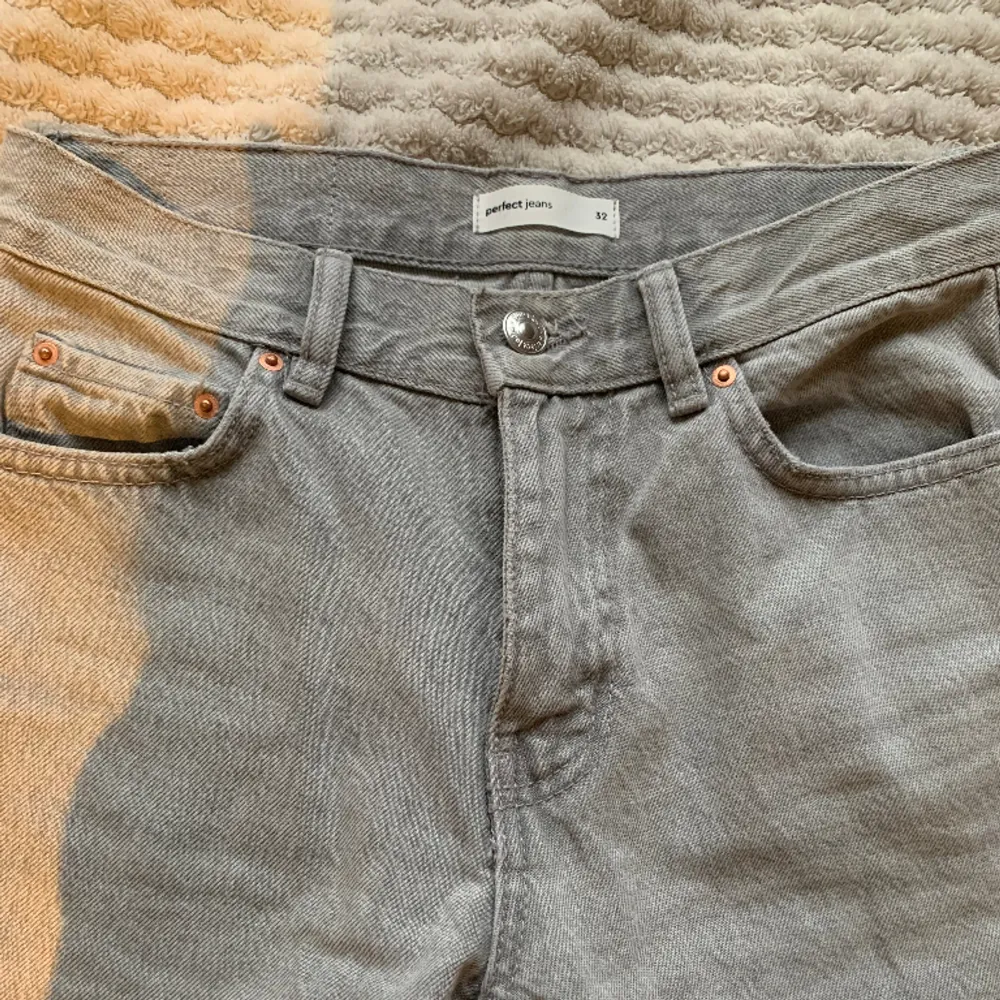 Det är ett par straight jeans från Gina som är i en super fin grå färg. Dem är i bra skick då dem aldrig varit använda. 🥰 Tryck INTE på köp nu utan att ha kontaktat mig i förväg. Jag är 172cm💗. Jeans & Byxor.