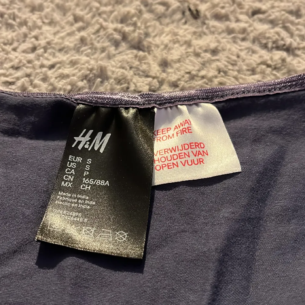  En fin mörkblå tröja från H&M storlek S har aldrig använt . OBS tar endast Swish numret finns i min bio . Tröjor & Koftor.