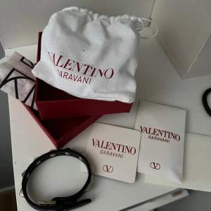 Säljer Valentino armband, svart. Skick 9/10, inget slitage eller liknande. Extra nitar medföljer, samt kvitto, box osv. One size. Ordinarie pris runt 2500 