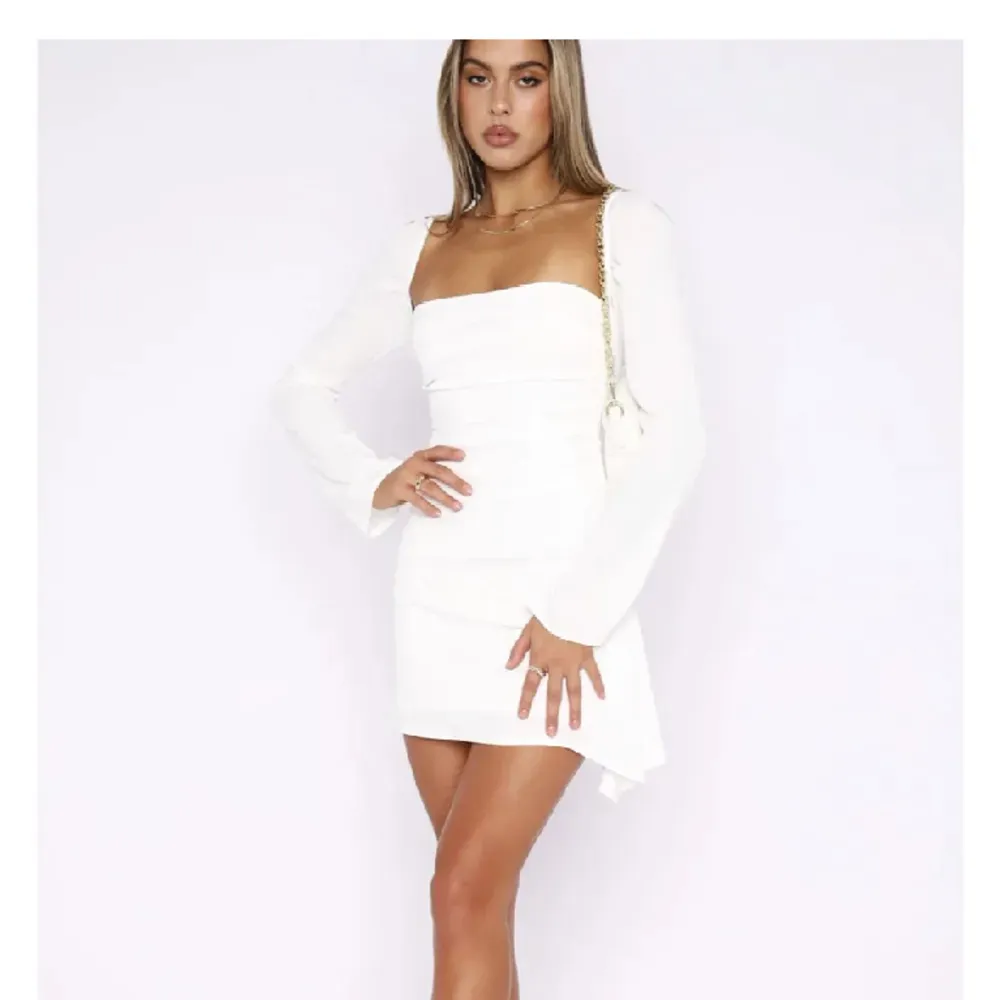 Säljer min vita oanvända klänning i storlek M som passar en S ungefär❤️ superfin!!! Pris kan diskuteras!. Klänningar.