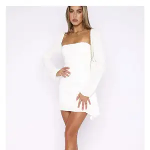 Säljer min vita oanvända klänning i storlek M som passar en S ungefär❤️ superfin!!! Pris kan diskuteras!
