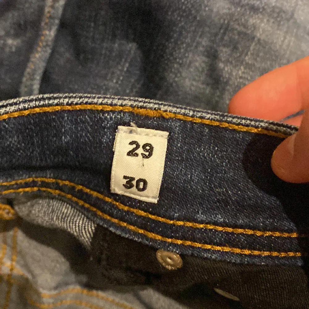 Säljer mina Jack and Jones jeans som är modellen tapered Erik. Säljer de för dem är lite för små för mig. Dem är i nyskick och använda två gånger. Nypris 850kr. Jeans & Byxor.