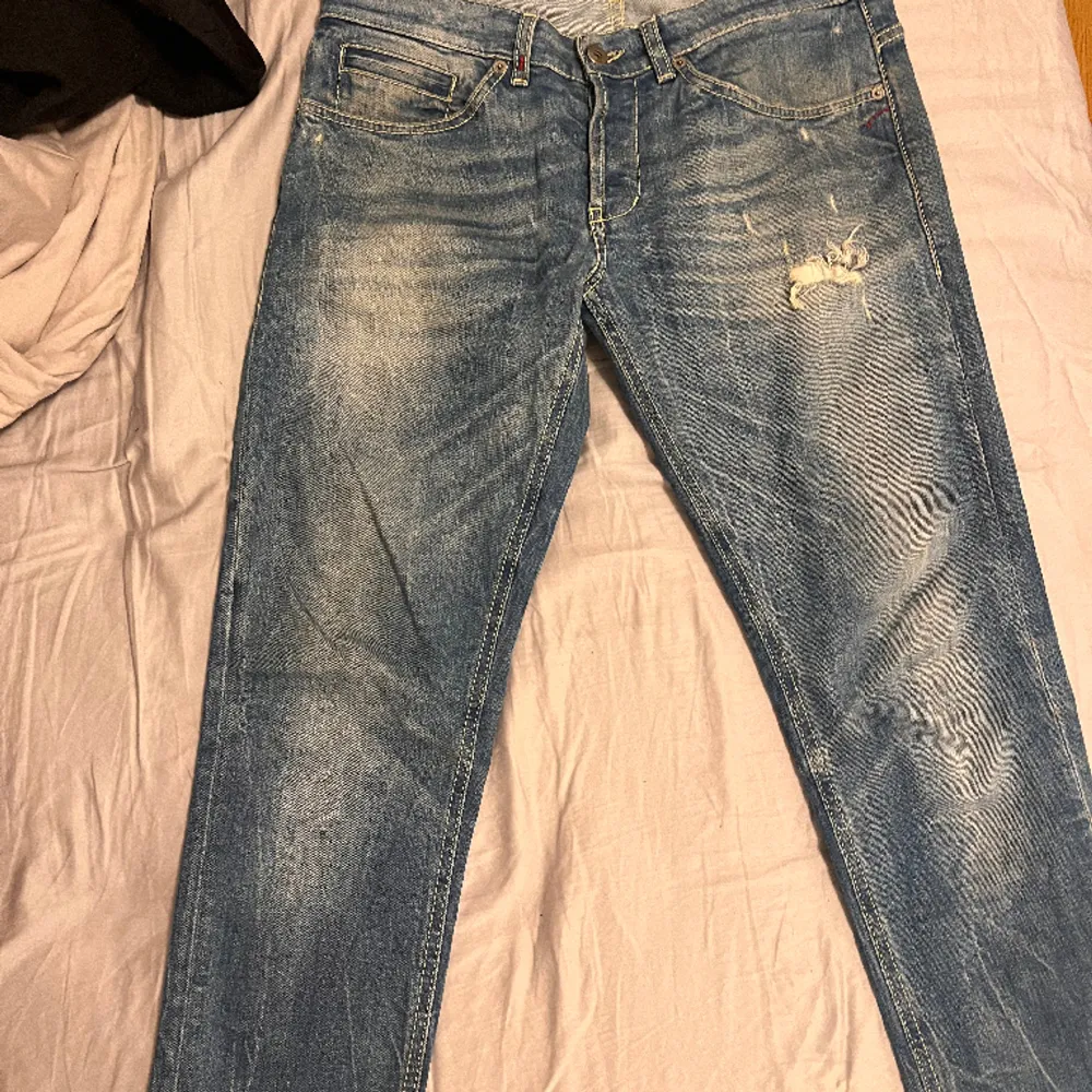 Säljer mina Dondup jeans då dem är för små. Modellen är den eftertraktade modellen George. Size 33. Jeans & Byxor.
