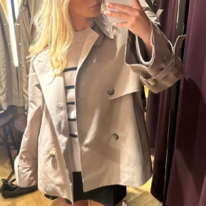 Beige trenchcoat - Intressekoll på min beiga trenchcoat i storlek 36, passar allt från 34-38🥰 skriv vad ni hade kunnat betala för den❤️