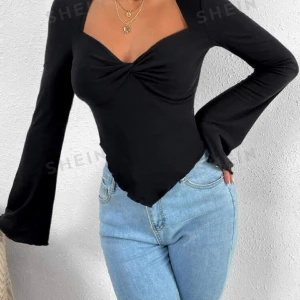 svart crop topp - svart kroppad topp som inte kommer till användning i väldigt fint skick i strl s