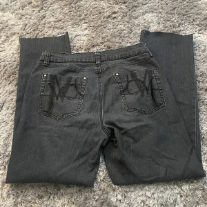 Byxooor - Byxorna är nytvättade och nästan aldrig använda. Dm om ni vill se hur dom ser ut på🫶🏼