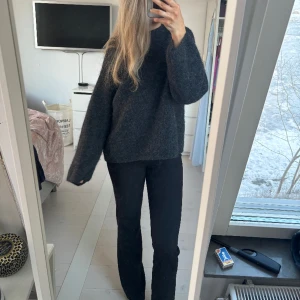 Lågmidjade kostymbyxor! - Superfina kostymbyxor från Nelly med låg midja!! Nästan i nyskick enbart använd ett par gånger. Storlek 34 men skulle säga att dom är lite större i storleken, säljer då dom tyvärr är lite korta på mig som är 170 ungefär🙌🏼🤗nypris 399